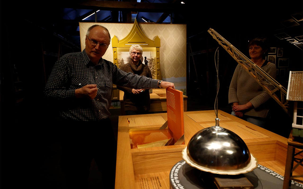 Trond Aasland holder omvisning i Lysbuen industrimuseum.