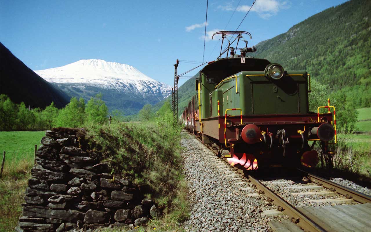 Tog på Rjukanbanen med Gaustatoppen i bakgrunnen