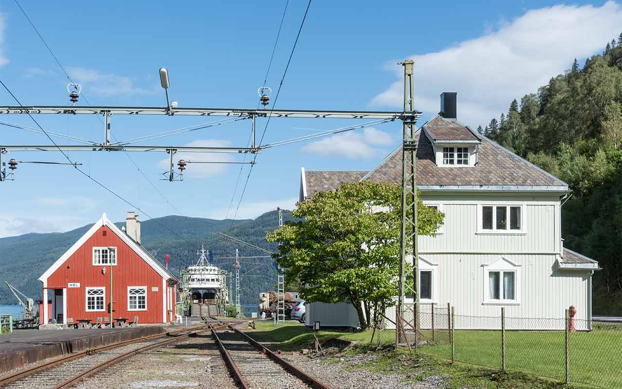Stasjonsbygning og stasjonsmesterbolig på Mæl
