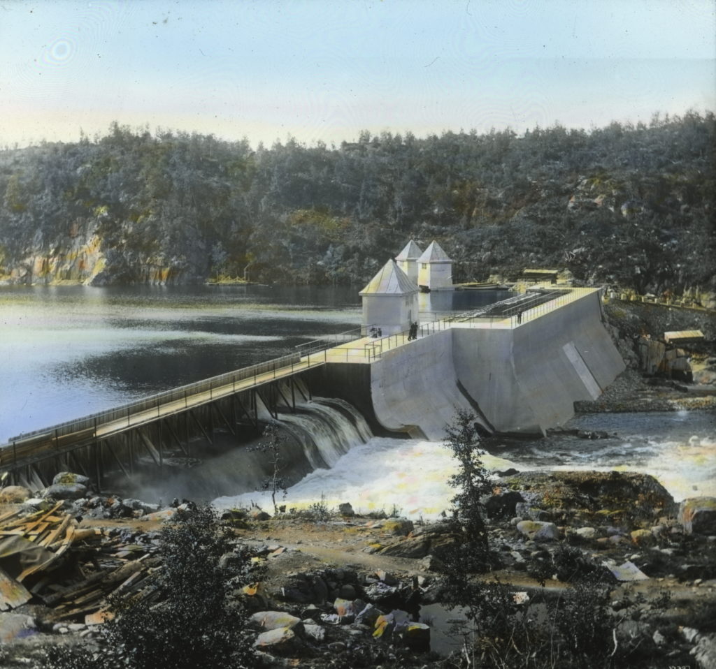 På reisen i september 1910 dokumenterte A.B. Wilse utbyggingene på Rjukan og Notodden. Noen av hans bilder fant sammen med Léons bilder veien til Kahn-arkivet i Frankrike. Her fra Møsvatn-dammen. Foto: A.B. Wilse/NB.