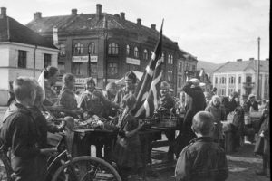 Notodden ble egen bykommune i 1913 og fikk et sentrum med flere k\hoteller og bygårder i jugendstil. Torvet ble stedet for salg av varer og mange slags arrangementer. Foto. H. Johnsrud/NIA.