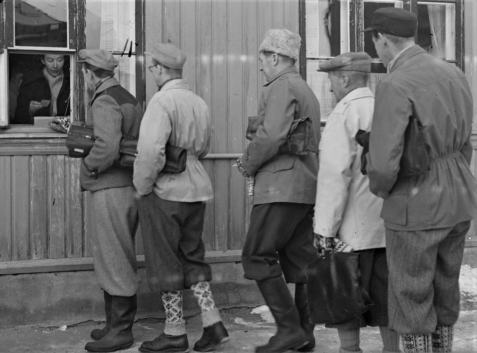På Notodden hadde Hydro innredet kontor i det opprinnelige Hotell Victoria. Her var også lønningskontoret i mange år, til et nytt kontorbygg sto ferdig på midten av 1950-tallet. (Foto: Hydro/NIA).