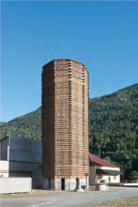 Av de flere hundre syretårnene som ble oppført på Notodden, Rjukan og Herøya er ett bevart og kan ses i industriparken på Rjukan. Foto: Per Berntsen.
