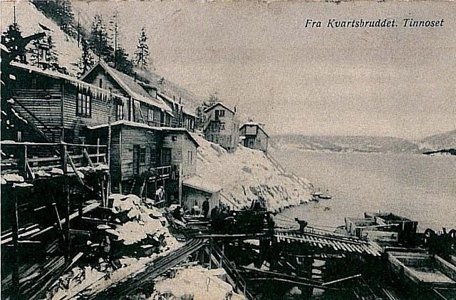 Fabrikkene på Rjukan hentet fra 1911-1929 kvarts fra et brudd ved Busnesgrend ved Tinnsjøen.
