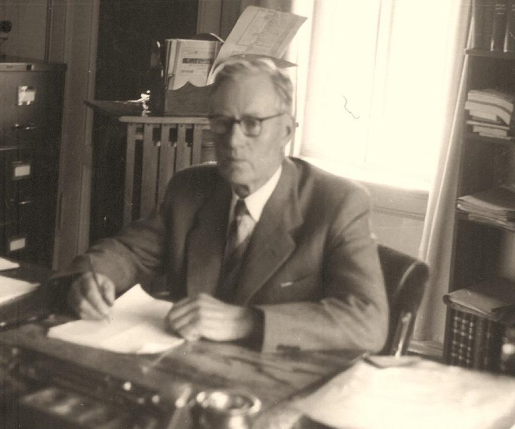 Siste arbeidsdagen i Riksrevisjonen. Saamund var 70 år då han omsider kunne pensjonere seg. Han fekk 27 gode år som pensjonist. (Foto: Riksrevisjonen).