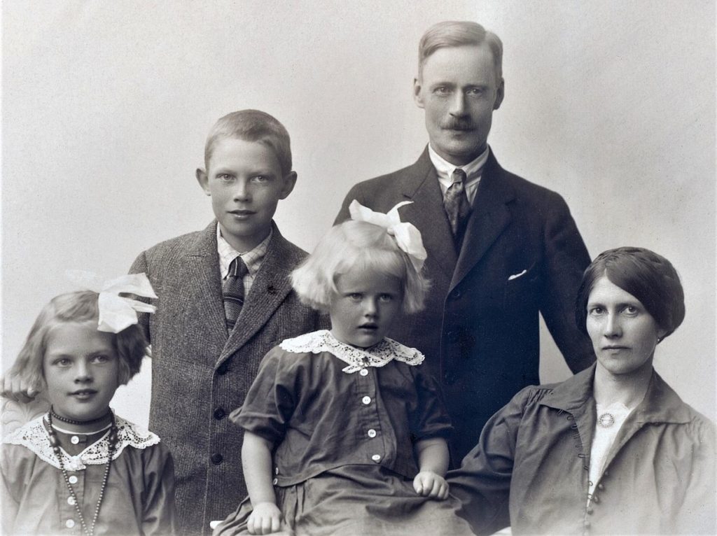 Mathilde og Saamund mista ei dotter, men tre av borna deira vaks opp. (Foto: Privat).