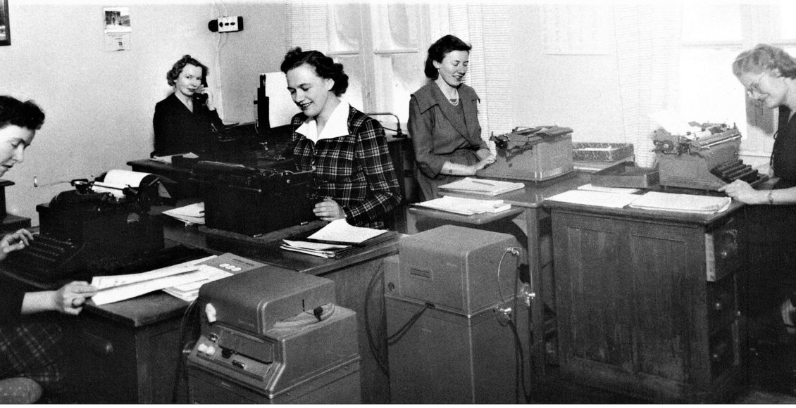 Med utbyggingen av administrative tjenester ble det plass for flere kvinner på fabrikkene. (Foto: Hydro/NIA).