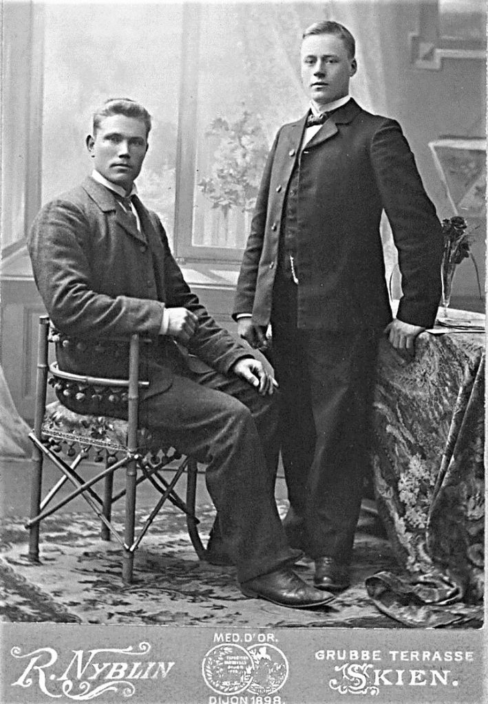 Til fotografen i Skien: Saamund (t.h.) saman med broren Torkild. (Foto: R. Nyblin).