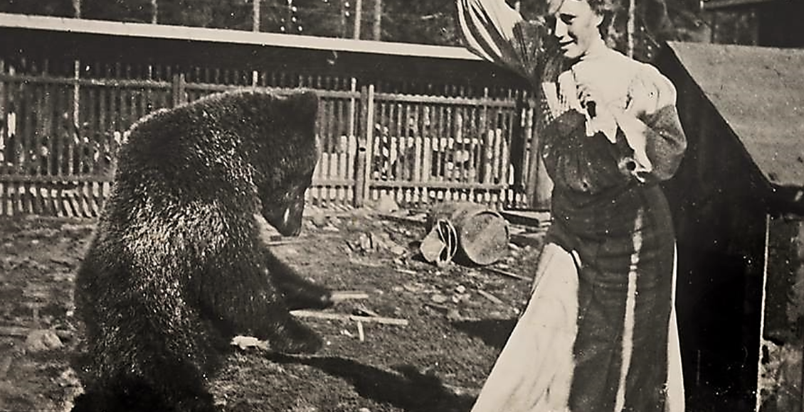 Portvakt under opplæring? Bjarne Hansens bjørn ble plassert i et inngjerdet område ved fabrikkporten, og var lenge såpass grei at også fru Hansen kunne ta del i stell og trening. (Foto: NIVM, Tyssedal).