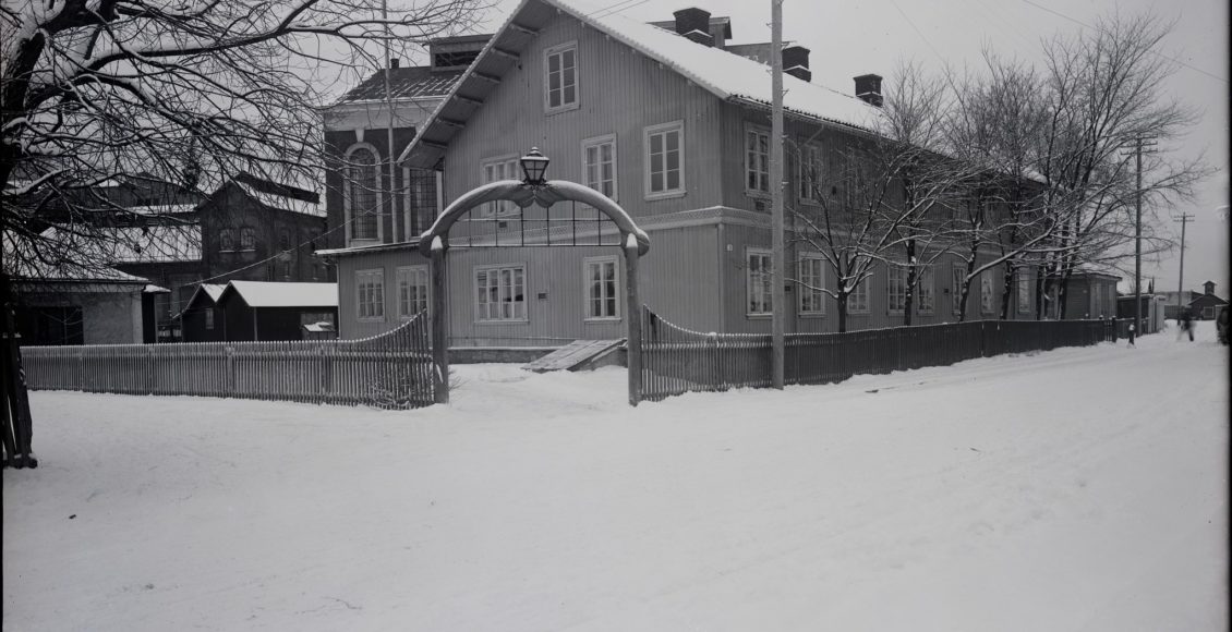 Porten på Notodden: Den var inngangen til salpeterfabrikken og det daglige brød. Ikke hvem som helst var velkommen innenfor. (Foto: Hydro/NIA).