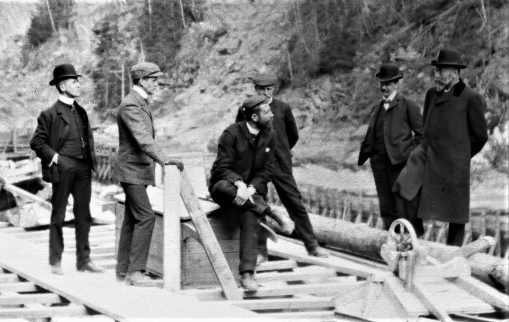 Inspeksjon i Svelgfoss-juvet: Det tyske kjemikonsernet BASF valgte i 1906 å delta i utbyggingene på Rjukan. Et besøk på Notodden med Sigurd Kloumann (nr. 2 f.v.) som omviser, var et ledd i prosessen. Her fra befaring av Svelgfoss-utbyggingen. (Foto: Hydro/NIA).