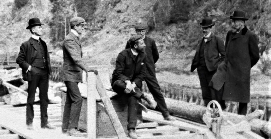 Inspeksjon i Svelgfoss-juvet: Det tyske kjemikonsernet BASF valgte i 1906 å delta i utbyggingene på Rjukan. Et besøk på Notodden med Sigurd Kloumann (nr. 2 f.v.) som omviser, var et ledd i prosessen. Her fra befaring av Svelgfoss-utbyggingen. (Foto: Hydro/NIA).