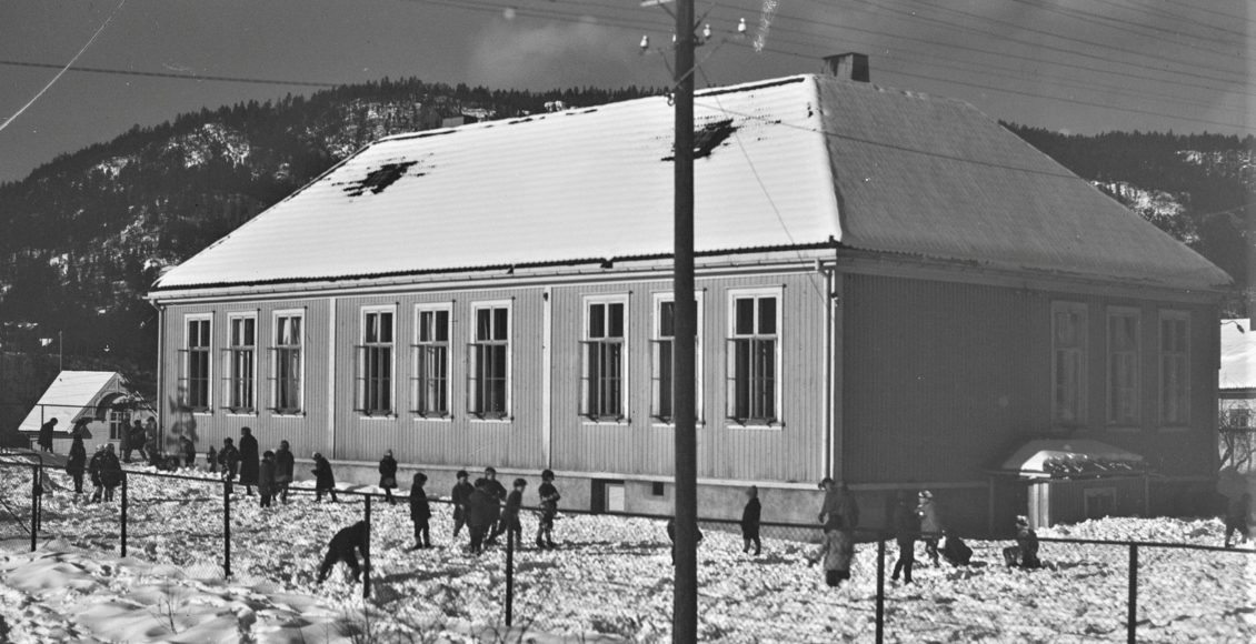 Rundt 1920 var det mer enn 1000 skolebarn på Notodden. Tre like skolebygg ble satt opp i all hast. Ett av dem ble oppført på Rådhusplassen. Seinere flyttet også Notodden bibliotek inn i dette bygget. (Foto: H. Johnsrud/NIA).