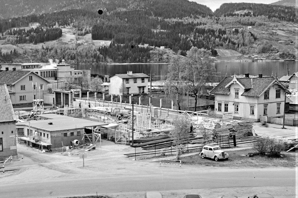Nye tider: Gamle-portens dager er talte. På midten av 1950-tallet bygges nytt kontorbygg og ny portvakt. (Foto: Hydro/NIA).