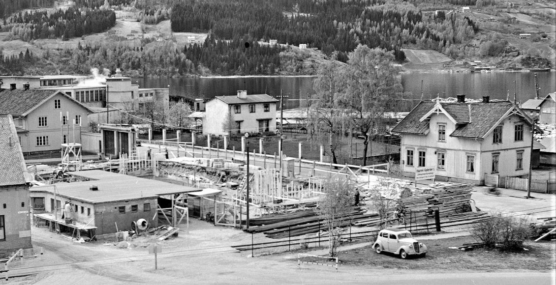 Nye tider: Gamle-portens dager er talte. På midten av 1950-tallet bygges nytt kontorbygg og ny portvakt. (Foto: Hydro/NIA).