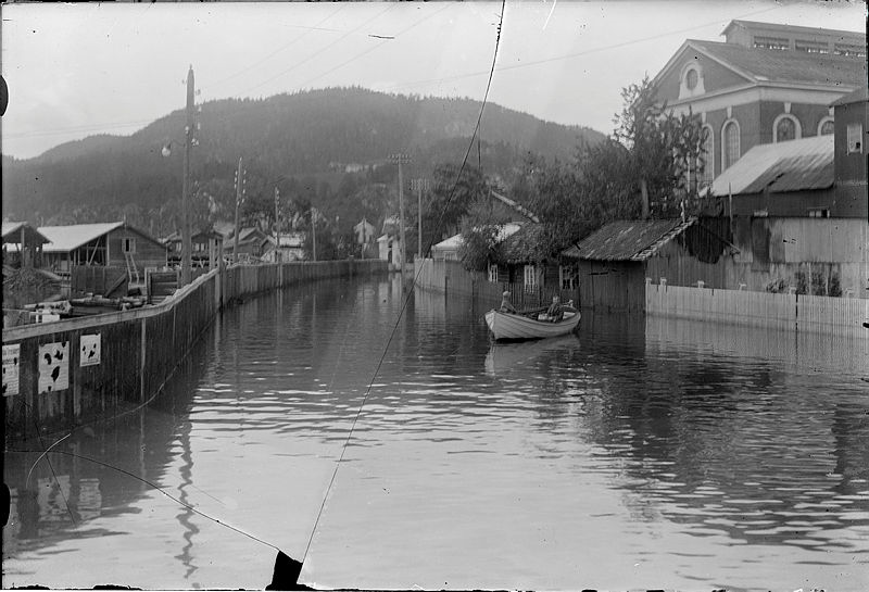 Besøk av fotografen: Snekkerne på Hydro, en arbeidsdag i 1912. (Foto: Hydro/NIA).