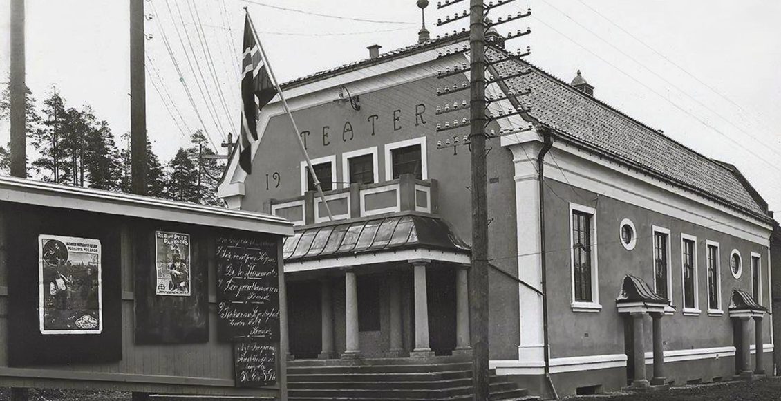 Den nye kinoen – Notodden Teater – sto klar i 1914, året etter at byen var blitt egen kommune. Om lag 60 år seinere ble kinoen revet for å gi plass til Sentrumsbygg. Den gamle kinoen hadde en atmosfære som ikke blir glemt. (Foto: NIA).