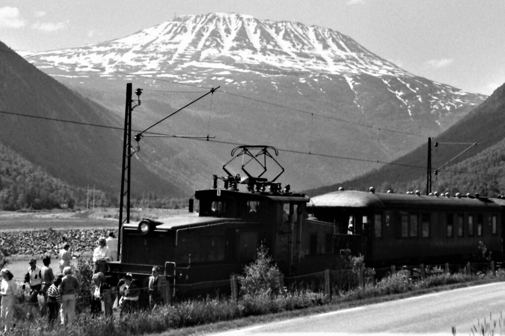 Med åpningen av jernbanen ble det enklere å ta seg fram fra Fagerstrand til Rjukan. Rjukanbanen er av NIA satt i driftsmessig stand og kjøre turister i sommermånedene. (Foto: NIA).