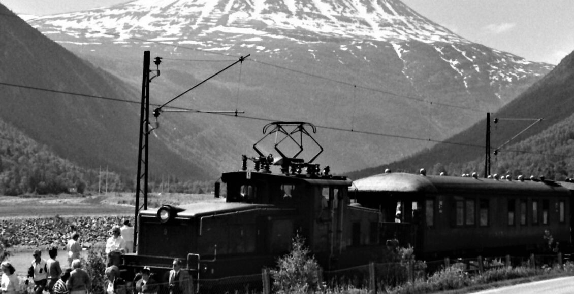 Med åpningen av jernbanen ble det enklere å ta seg fram fra Fagerstrand til Rjukan. Rjukanbanen er av NIA satt i driftsmessig stand og kjøre turister i sommermånedene. (Foto: NIA).