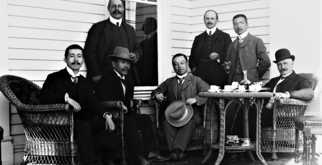 Sommeren 1908 kom prins Kuni av Japan til Notodden for å se på produksjonen av kalksalpeter. Norsk vertskap var Hydro-direktør Alf Scott-Hansen og fabrikkdirektør Eivind Bødtker-Næss. (Foto: Hydro).