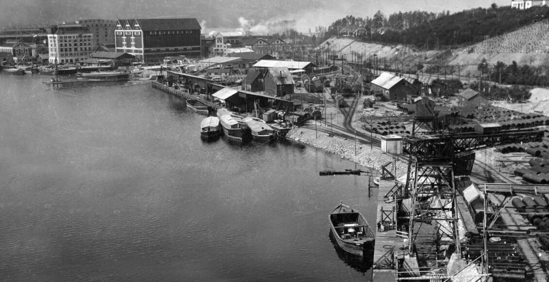 På Notodden ble det bygget en egen Rjukan-brygge for omlasting av varer til og fra Rjukan.  Foto: NIA