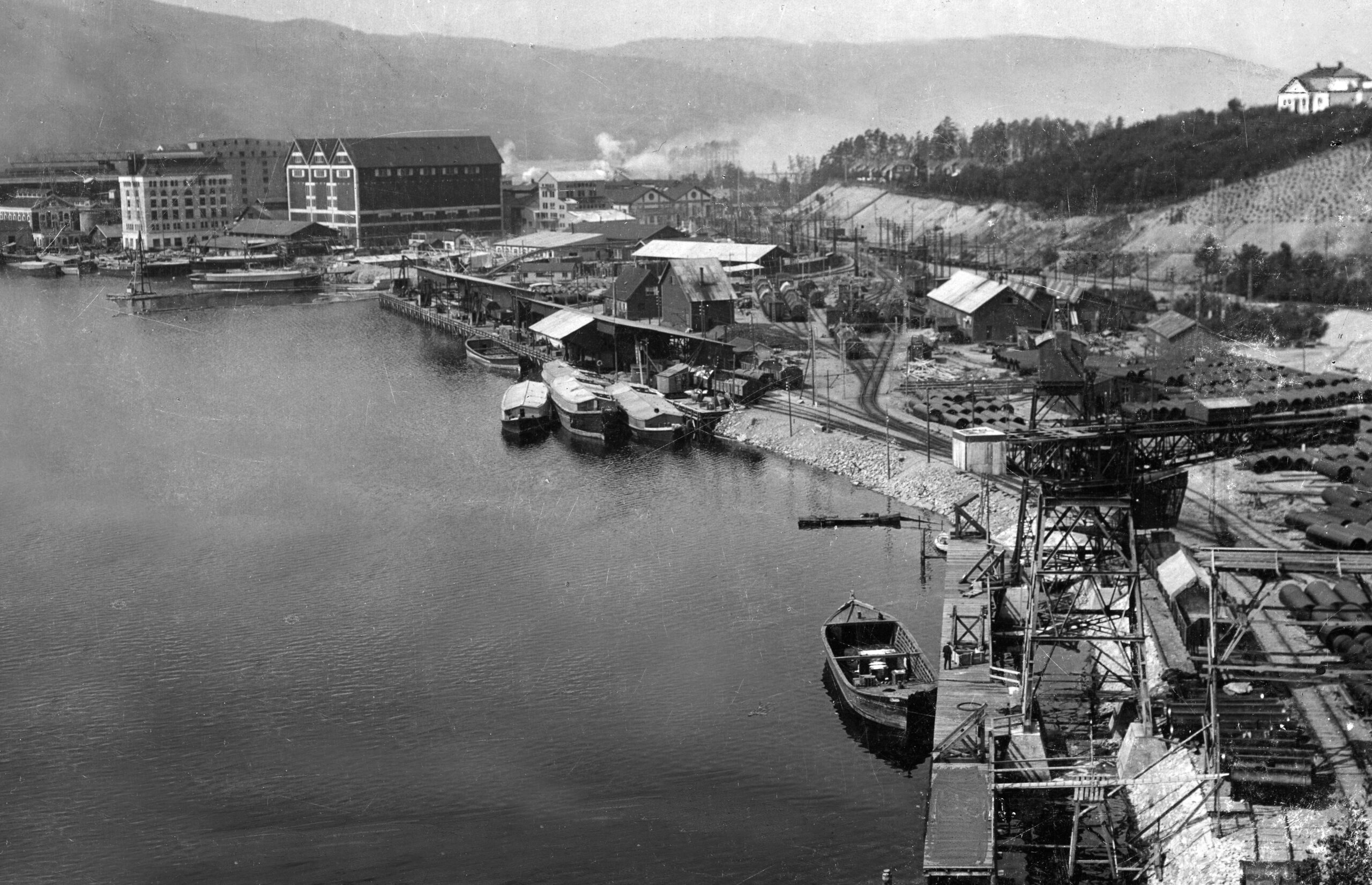 På Notodden ble det bygget en egen Rjukan-brygge for omlasting av varer til og fra Rjukan. Foto: NIA