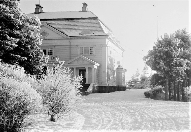 Uventet hedersgjest: Til avskjedsfesten for Sam Eyde 5. desember 1917 var lokfører Lunder ikke invitert. Så ble han likevel hentet i sitt hjem «og kom kjørende til Admini som den store mann i breislæde og med kusk i livré». (Foto: Hydro/NIA).