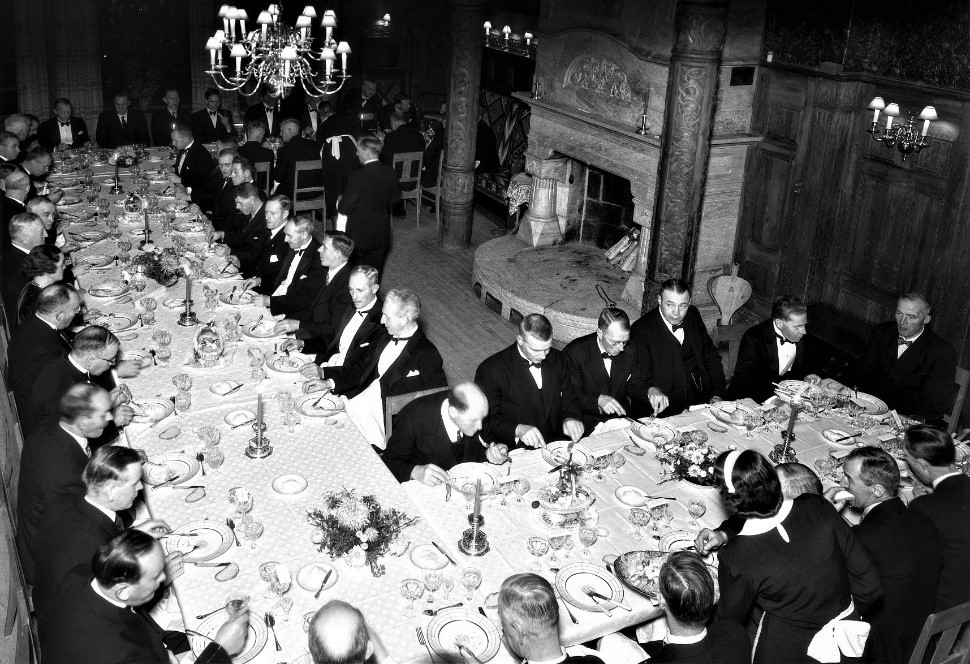 Fest på Admini: Det er høytid når gjestene kan sette seg til bords på Hydros Admini. Her fra en jubileumsfest for selskapets ansatte hvor det også var dekket bord i den store norrøne hallen. (Foto: Hydro/NIA).