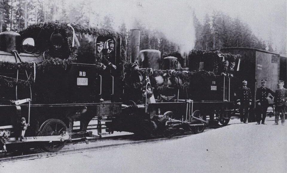 Jomfruturen: 9. august 1909 var det pyntet for første offisielle tur på Tinnos-/Rjukanbanen. Hele det offisielle Norge var med og ble trukket av to lokomotiver. Lunder var en av lokførerne. (Fotoeier: Øyvind Wæhle).
