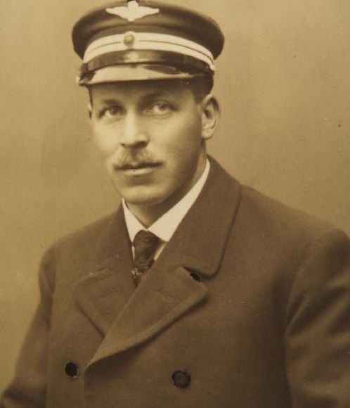 Aksel Lunder var den første ansatte lokfører i Norsk Transport AS, et datterselskap av Hydro. Han var med på de viktige hendelsene i selskapet fram til 1920, også avskjedsfesten for Sam Eyde.