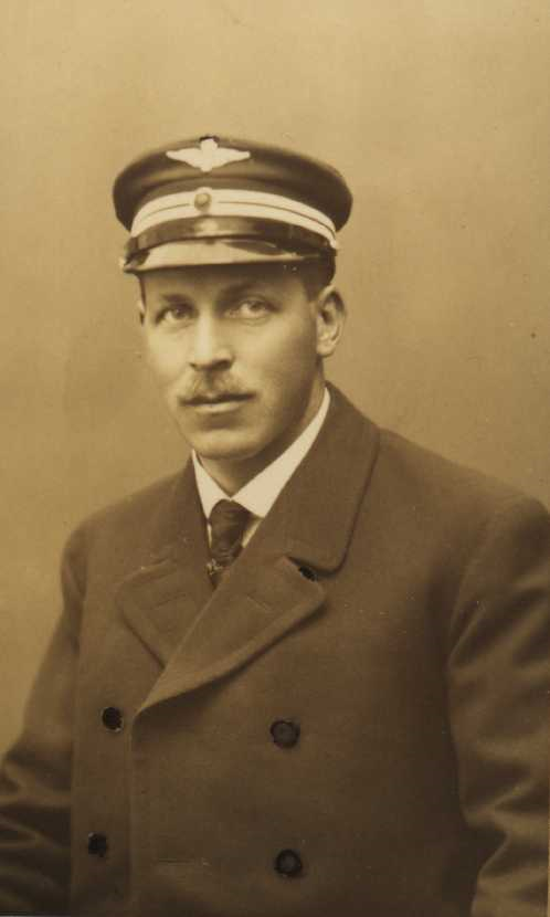 Aksel Lunder var den første ansatte lokfører i Norsk Transport AS, et datterselskap av Hydro. Han var med på de viktige hendelsene i selskapet fram til 1920, også avskjedsfesten for Sam Eyde.