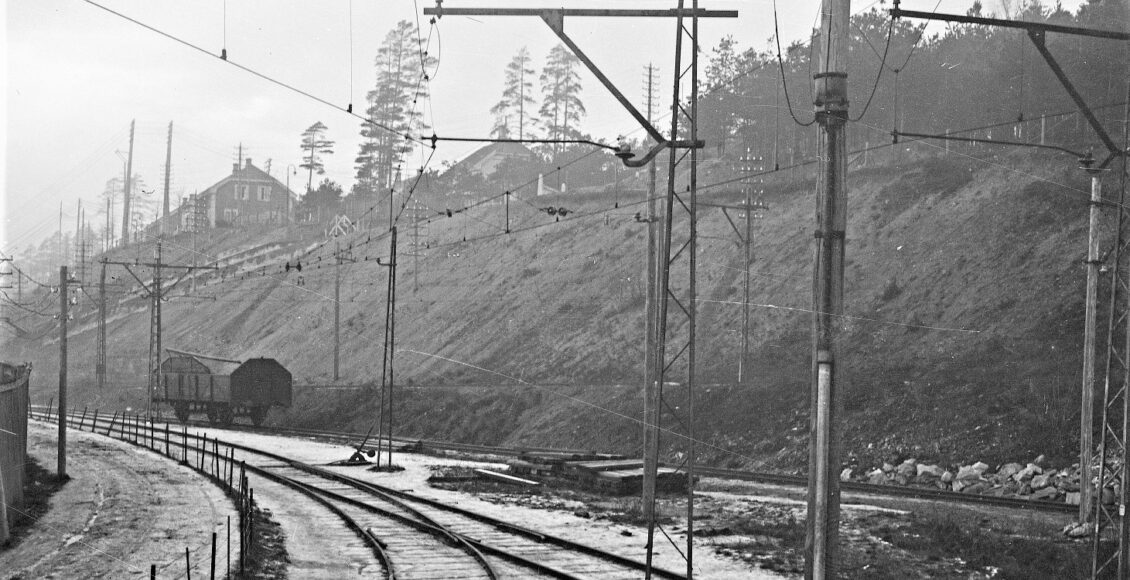 Fra Notoddens første jernbanestasjon (1909) ble det anlagt et kort togspor som gikk ned til Rjukanbrygga i Tinnesandbukta. Deler av sporet er bevart. (Foto: Hydro/NIA).