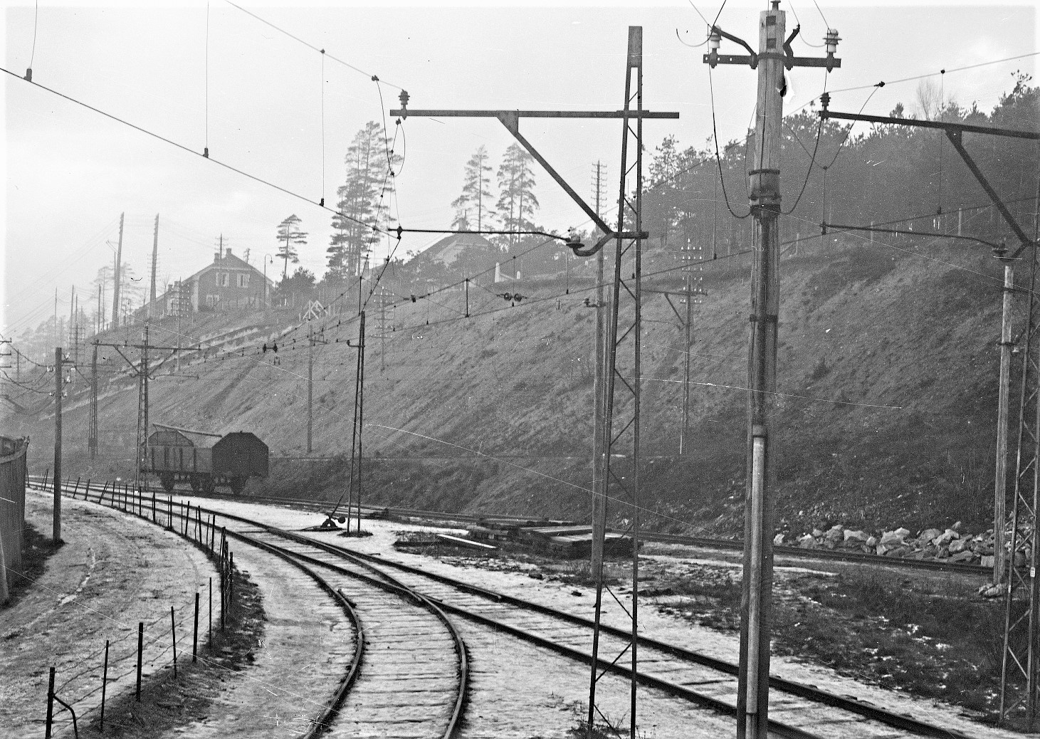 Fra Notoddens første jernbanestasjon (1909) ble det anlagt et kort togspor som gikk ned til Rjukanbrygga i Tinnesandbukta. Deler av sporet er bevart. (Foto: Hydro/NIA).