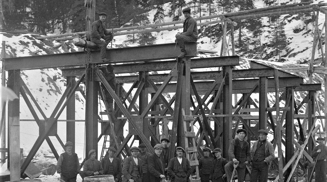 Første verdenskrig: I 1916 oppførte Hydro en ammoniakkvannfabrikk på Notodden. Igjen var det stor aktivitet på Rjukanbrygga. (Foto: Hydro/NIA).