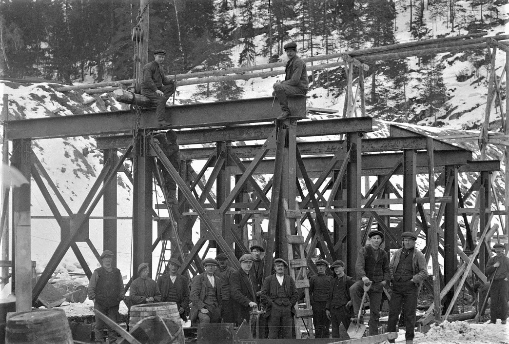 Første verdenskrig: I 1916 oppførte Hydro en ammoniakkvannfabrikk på Notodden. Igjen var det stor aktivitet på Rjukanbrygga. (Foto: Hydro/NIA).