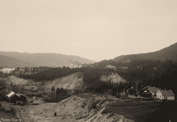 Som jernbanemann hadde Aksel Lunder gått gradene, fra lokomotivpusser og fyrbøter i Kristiania til lokfører i Narvik før han kom til Notodden. I 1917 var han og familien bosatt på Tinnesand, ikke langt fra Hydros Admini. (Foto: Peder Stang).