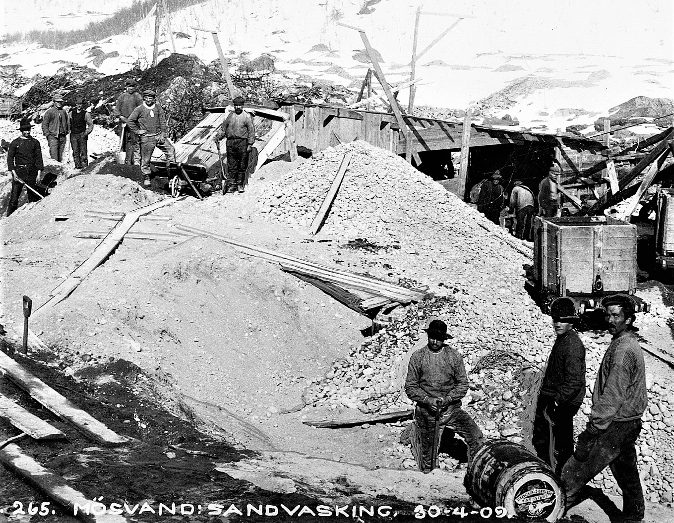 Reguleringen av Møsvatn – 900 meter over havet – strakk seg over mange år og var et svært krevende prosjekt. Etter et utbrudd av tyfus rundt 1904-05 var det en tid vanskelig å rekruttere folk til anlegget. (Foto: NIA).