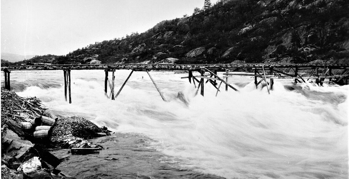 At det også var forbundet med fare å gi seg i kast med å regulere elven Måna, skulle dette bildet fra 1908 vise med all mulig tydelighet. (Foto: NIA).