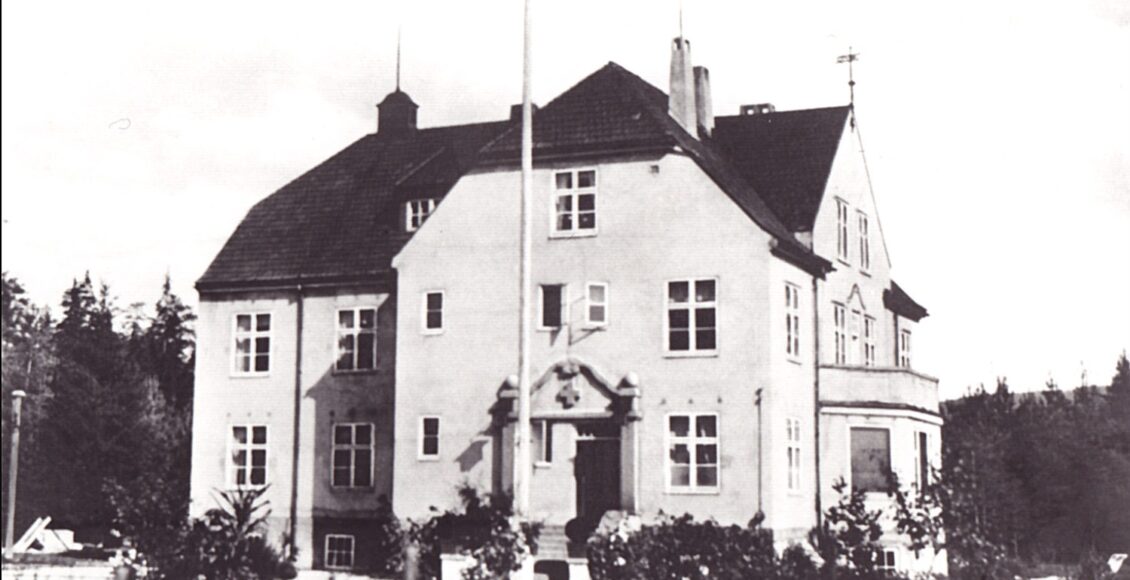 Det kommunale sykehuset på Notodden kunne tas i bruk i 1919 og hadde plass til 30-40 pasienter. (Foto: Telemarkens bokhandel/Herman Meier).