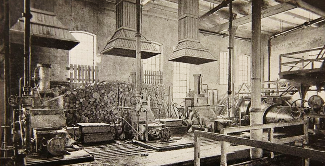 Tinfos papirfabrikk sitt nye tresliperi, som ble tatt i bruk i 1898. Bygningene huser i dag Telemarksgalleriet og Verdensarvsenteret.