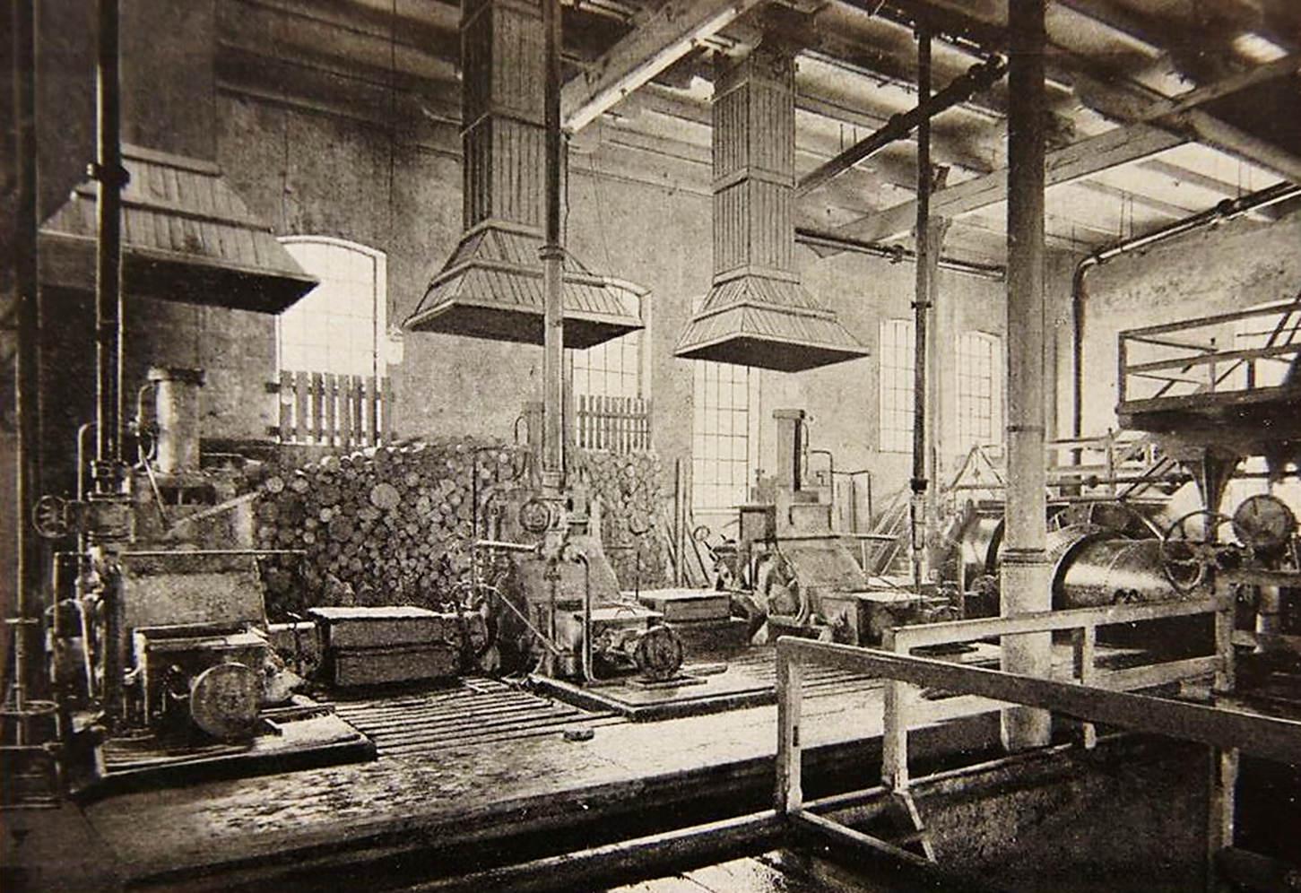 Tinfos papirfabrikk sitt nye tresliperi, som ble tatt i bruk i 1898. Bygningene huser i dag Telemarksgalleriet og Verdensarvsenteret.