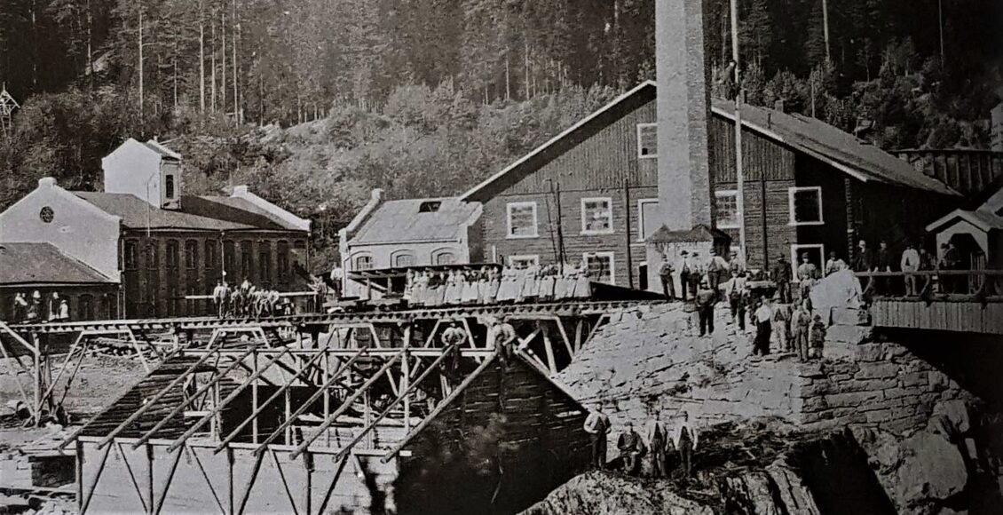 På vei mot konkurs. Tinfos Papirfabrik gikk med underskudd ved inngangen til 1890-tallet. En betydelig del av arbeidsstokken var kvinner. Nye eiere fra 1894 skulle bli redningen for fabrikken og arbeidsplassene. (Foto: Tinfos).