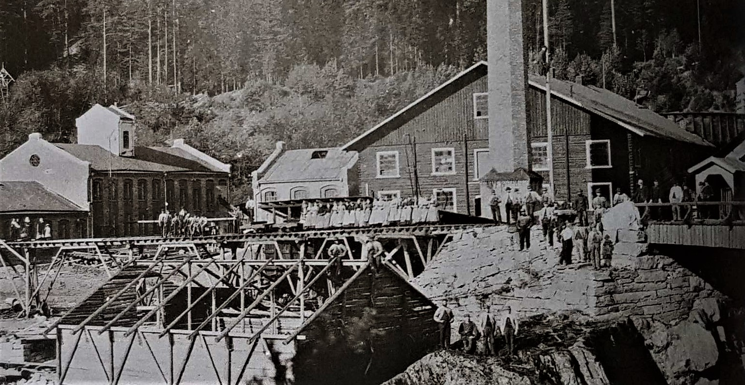 På vei mot konkurs. Tinfos Papirfabrik gikk med underskudd ved inngangen til 1890-tallet. En betydelig del av arbeidsstokken var kvinner. Nye eiere fra 1894 skulle bli redningen for fabrikken og arbeidsplassene. (Foto: Tinfos).