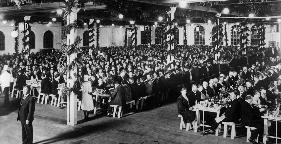 Ingenting var overlatt til tilfeldighetene. Fotograf Hans Johnsrud var tilkalt fra Notodden for å forevige pølsefesten på Rjukan i oktober 1929. (Foto: Hans Johnsrud).