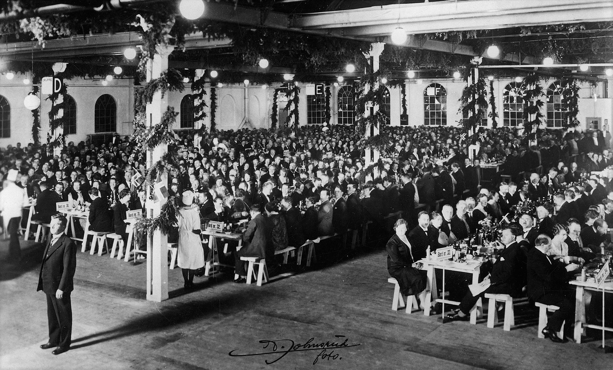 Ingenting var overlatt til tilfeldighetene. Fotograf Hans Johnsrud var tilkalt fra Notodden for å forevige pølsefesten på Rjukan i oktober 1929. (Foto: Hans Johnsrud).