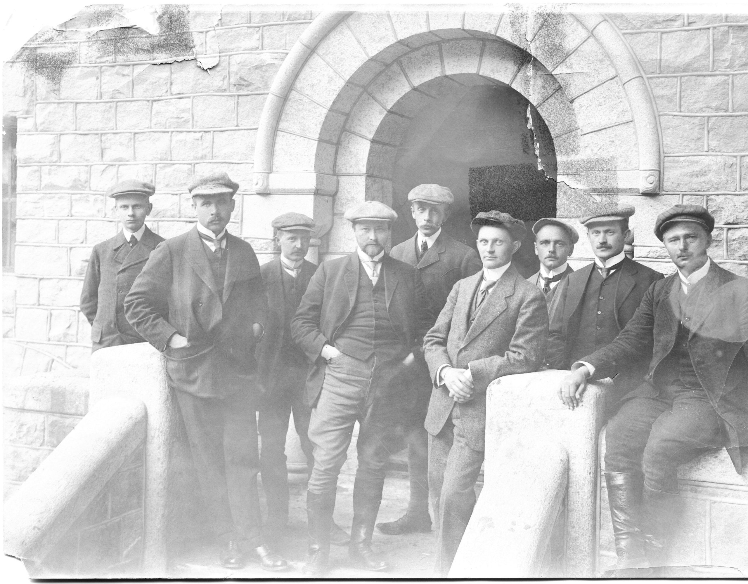 Norges ledende ingeniører: Ingen prosjekter i Norge var i årene rundt 1910 større og mer spennende enn utbyggingen Møsvatn-Rjukanfossen-Vemork. Prosjektene samlet de dyktigste blant landets unge ingeniører. Kloumann (nr 4 fra høyre) leverte både løsninger og inntok rollen som prosjektdirektør. (Foto: Hydro/NIA).