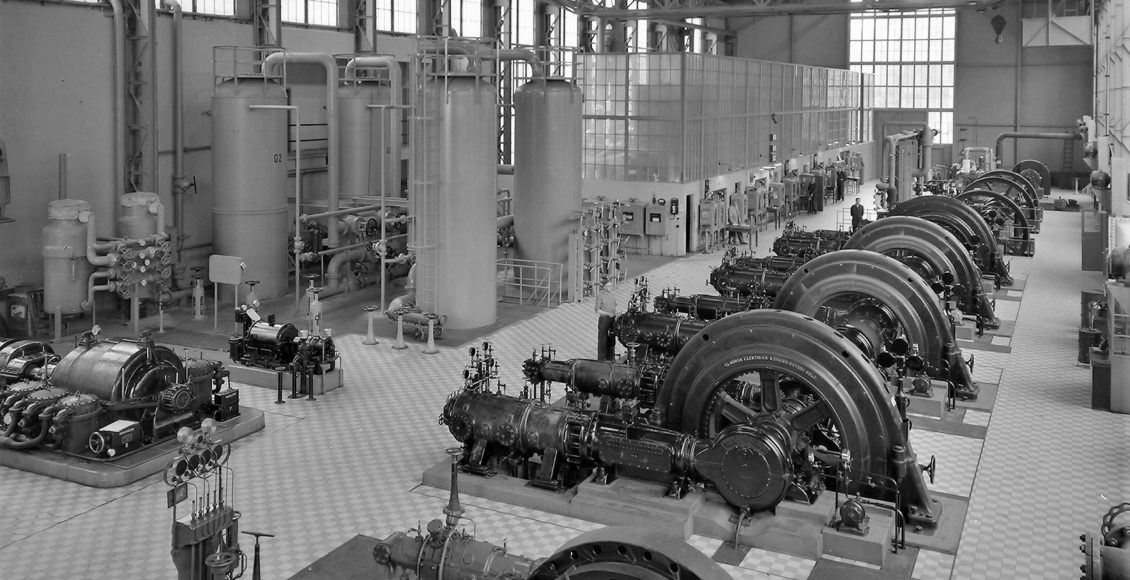 «Nyanleggene» hadde gigantiske dimensjoner, som flere av de tidligere byggene i industriparken. Her fra Nitrogenanlegget med kompressorer. (Foto: Hydro/NIA).