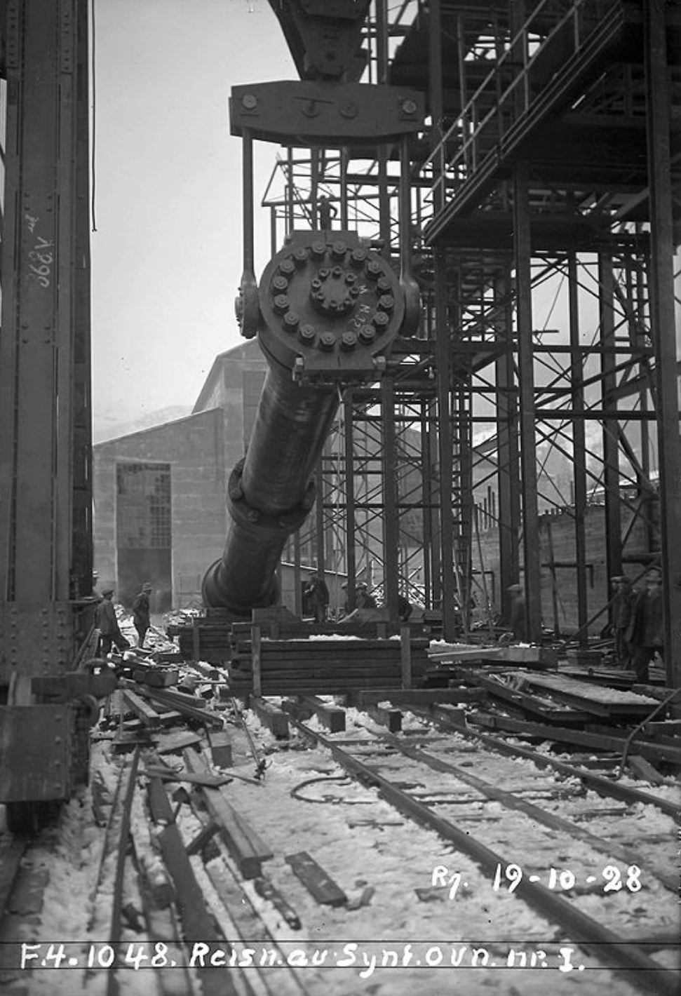 Den største pølsa – syntesekolonnen – ble heist inn i fabrikken 19. oktober 1928, på dagen ett år FØR den store pølsefesten som samlet 3000 gjester på Rjukan. (Foto: Hydro/NIA).