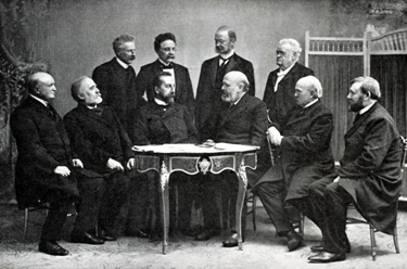 Gunnar Knudsen (nr to fra høyre i første rad) ledet Revisjonsdepartementet og seinere Finansdepartementet i 1905. Han var statsminister i årene 1908-10 og igjen fra 1913-20. (Foto: Frederik Hilfling-Rasmussen).