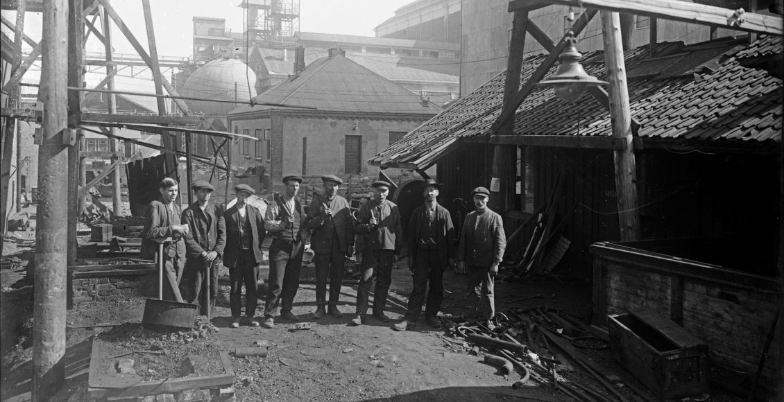Vanskelige år: I 1916 gikk arbeiderne i salpeterindustrien til streik for en bedre tariffavtale, men oppnådde lite. Til høyre i bildet står formannen i Jern- & metall-foreningen, Saamund Bergland. (Foto: Hydro/NIA).